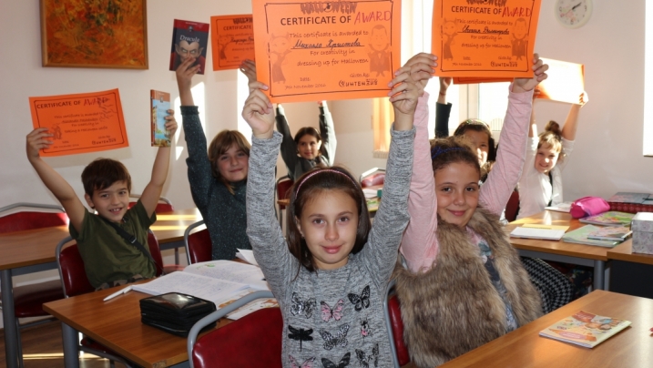 Момичетата и момчетата от групата на Рая Очипалска получиха сертификати за активното си участие в празника Хелоуин